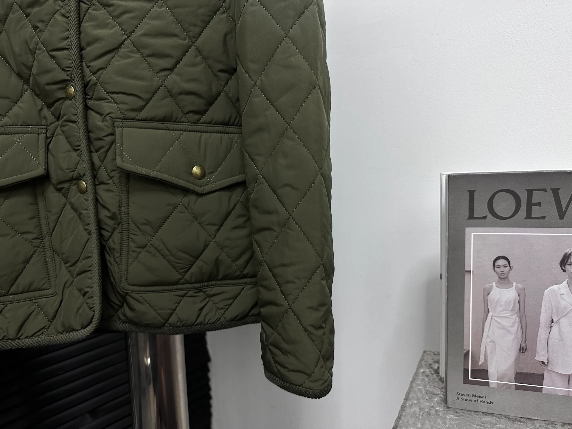 P530 【Ralph Lauren】Ralph Lauren cotton-padded jacket. The face is filled with imitation feather cotton. Three-in-one rhombus quilted embroidery. Soft and comfortable. Warm and comfortable. Corduroy strips run through the whole body. No knots or overlaps. Artificial curling. Fine workmanship. Does not look bloated. The upper body is light and not bloated. Soft and comfortable. Highly recommended. Size: S M L
